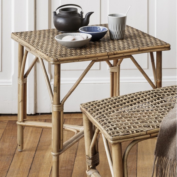 Table basse en rotin patiné grand mère dans salon