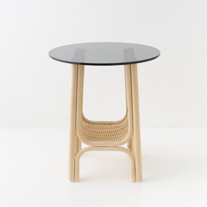 Table basse en rotin pm CORRIDOR avec plateau en verre vue de face