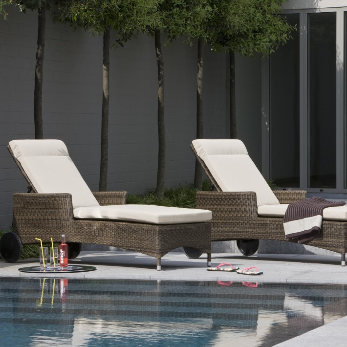 Chaise longue de jardin Atoll en résine tressée marron Poivre ambiance