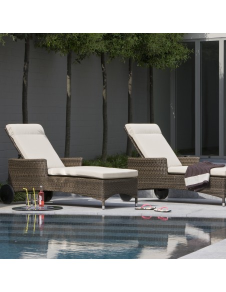 Chaise longue de jardin Atoll en résine tressée marron Poivre ambiance