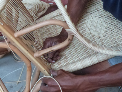 tissage d'un fauteuil en rotin